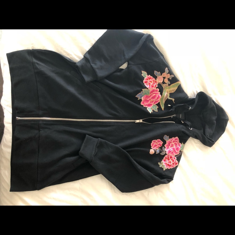 (DONATED) SMALL black & floral zip-up hoodie 🌸
